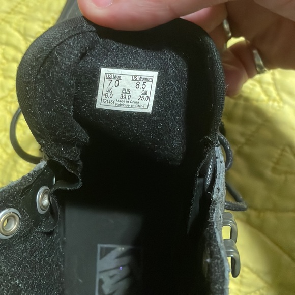 Black Vans with leather laces - Picture 4 of 7